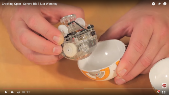 BB-8을 분해하면 하체 무게중심 역할을 하는 본체와 바퀴 그리고 머리를 고정하기 위한 자석이 부착된 봉을 볼 수 있다. - 유투브 제공